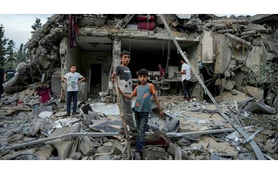 Gaza, bombe su una scuola che ospita sfollati: 4 morti e diversi feriti. Una vittima in Cisgiordania
