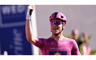 Giro d’Italia, il tris di Jonathan Milan: un’altra volata regale, è il velocista più forte del gruppo