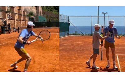 Sinner torna in campo: le foto del primo allenamento a Montecarlo e l’allusione al Roland Garros
