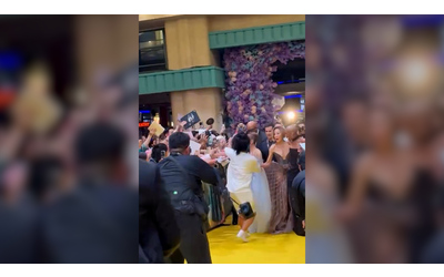 Fa irruzione sul red carpet e la aggredisce paura per Ariana Grande alla premiere di Wicked For Good Video