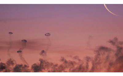 Luna e anelli di fumo dell’Etna: la foto premiata dalla NASA