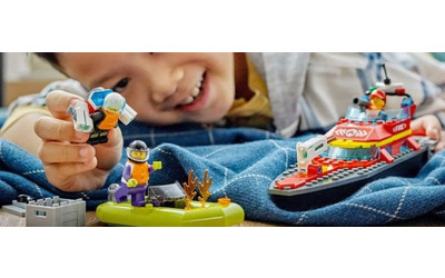Set LEGO City in offerta: la barca antincendio galleggiante perfetta come idea regalo