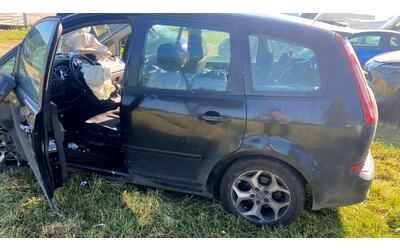 Tragedia sfiorata sulla Cassia bis: camion scaraventa un'auto contro il guard rail. Ferita una donna