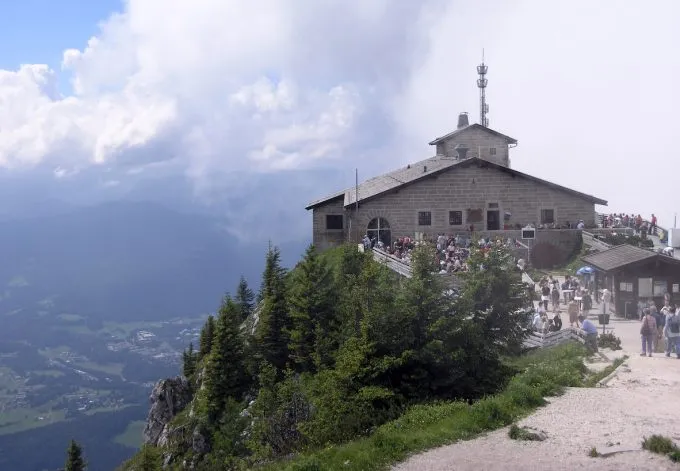 C’è stato un grande incendio in un’ex residenza di montagna di Adolf Hitler in Baviera
