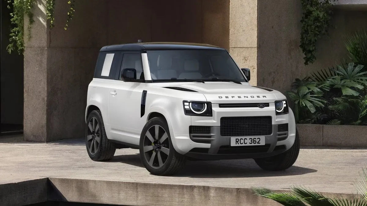 Land Rover presenta la Defender Vertex, con un nuovo motore 6 cilindri e l’IA a bordo