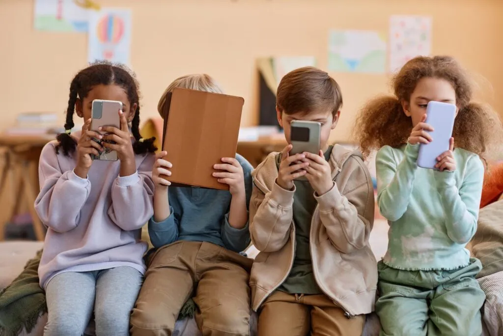 La Commissione Europea prepara nuove regole per limitare l’accesso dei minori ai social