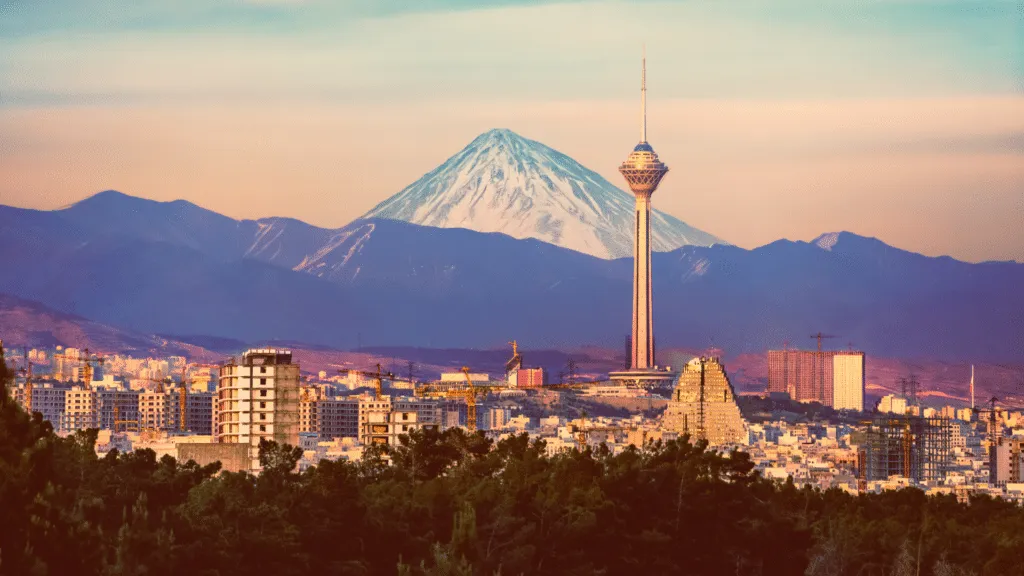 Iran: “Abbiamo chiuso lo Stretto di Hormuz”. Greggio corre a +1,5%, ma i colloqui ci saranno a breve