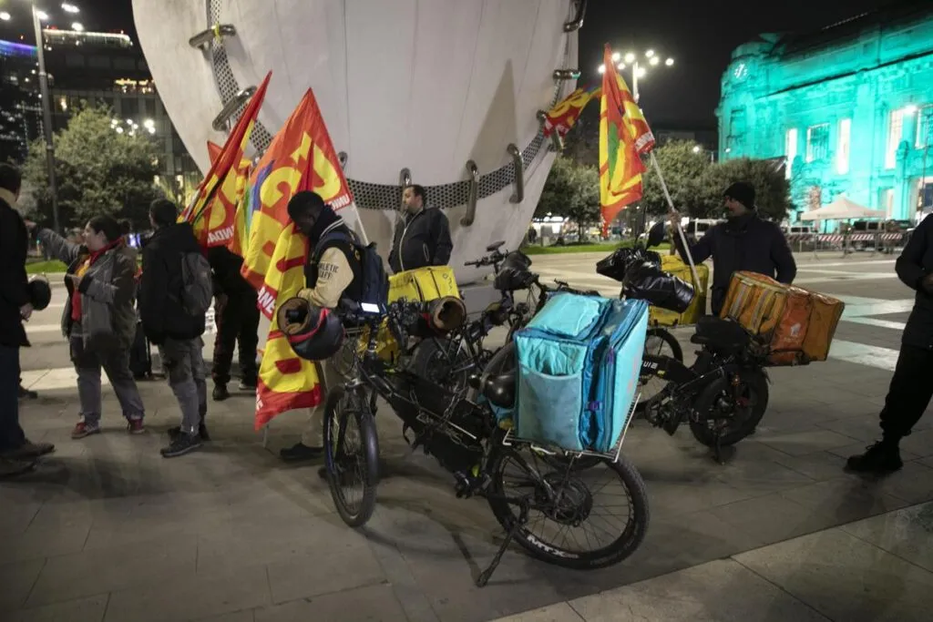 Oltre 42mila rider senza contratto, così l’emergenza caldo diventa ricatto lavorativo