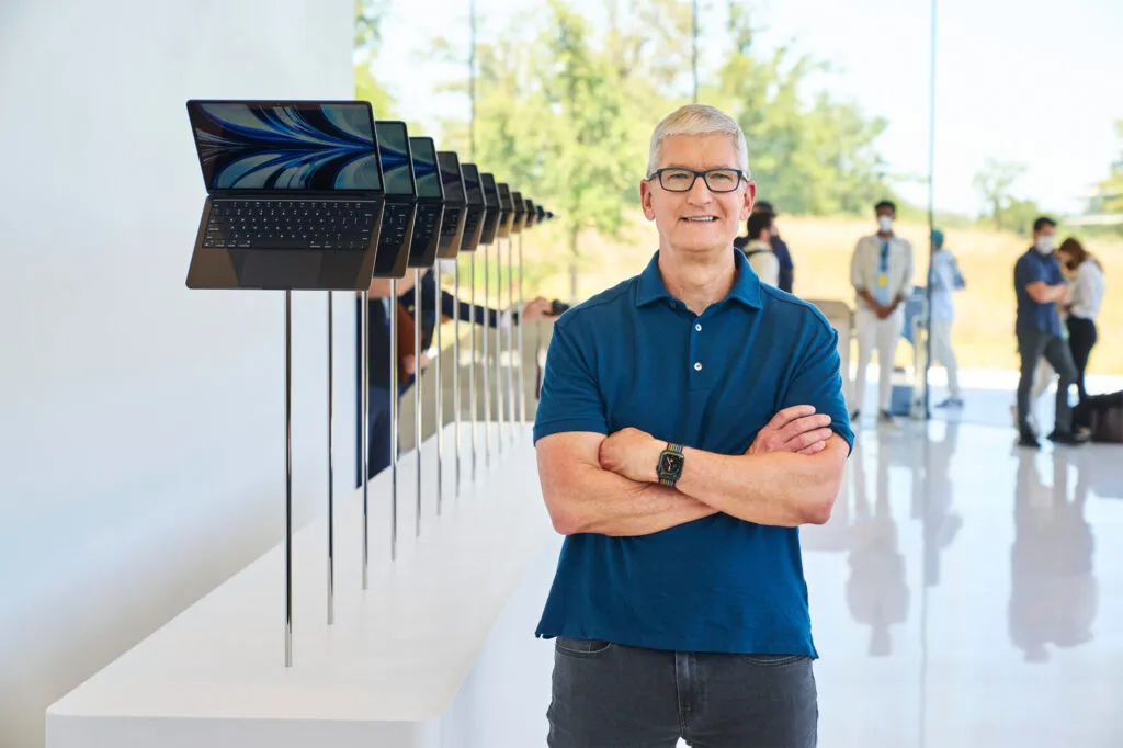 Tim Cook celebra il suo ultimo “Good morning” da CEO Apple con un video autoironico pieno di celebrità