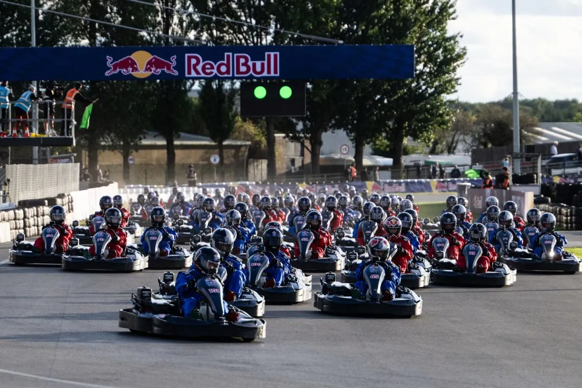 L’impresa di Max Verstappen: supera 100 kart in soli 14 giri e 35 minuti