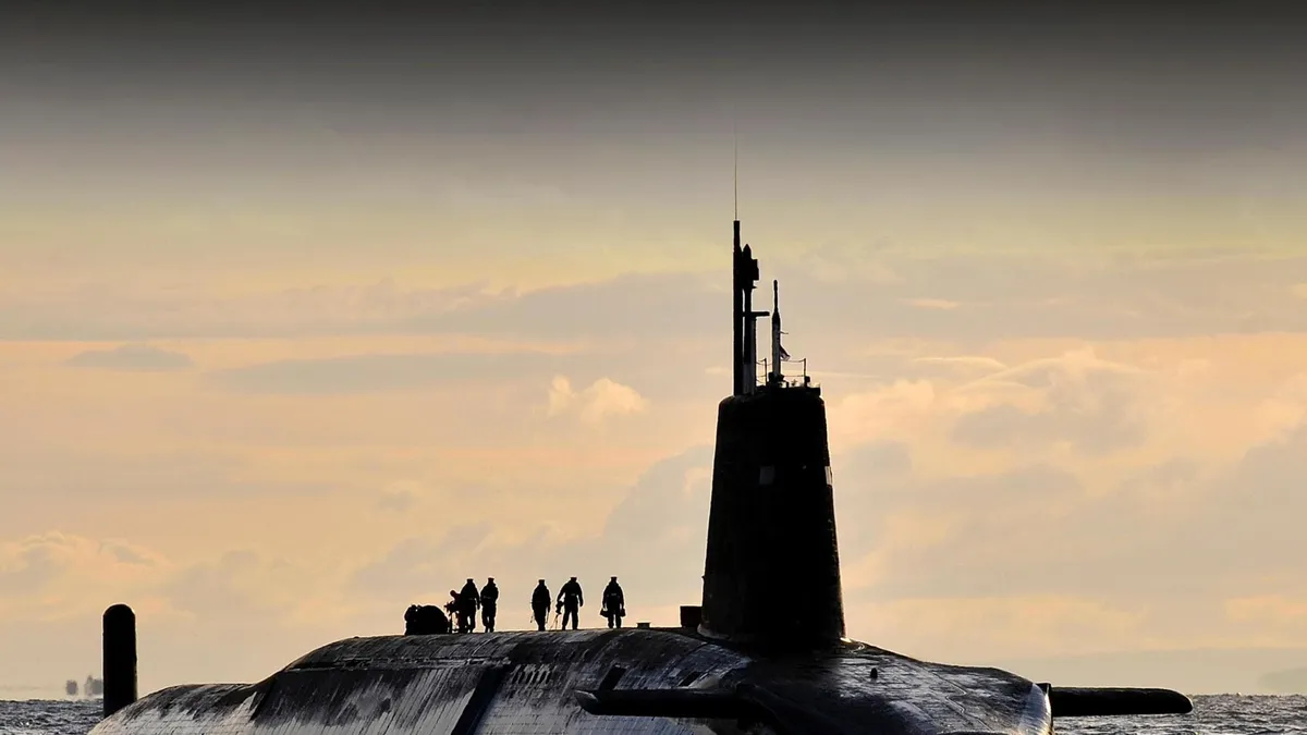 Regno Unito, tre sottomarini nucleari su quattro in missione. I media: “Inusuale”. Ma c’è un perché