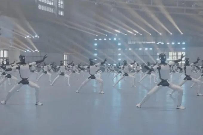 Il video di 110 robot che ballano tutti insieme, in Cina