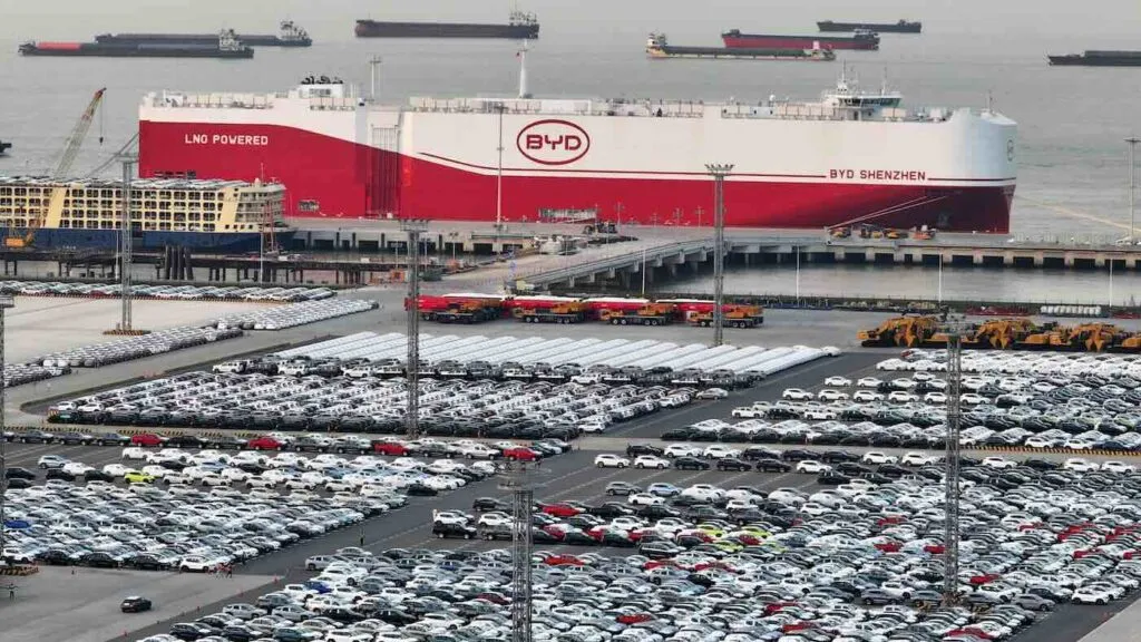 La crisi del petrolio dà una spinta inaspettata alle auto elettriche, superate le stime di vendita
