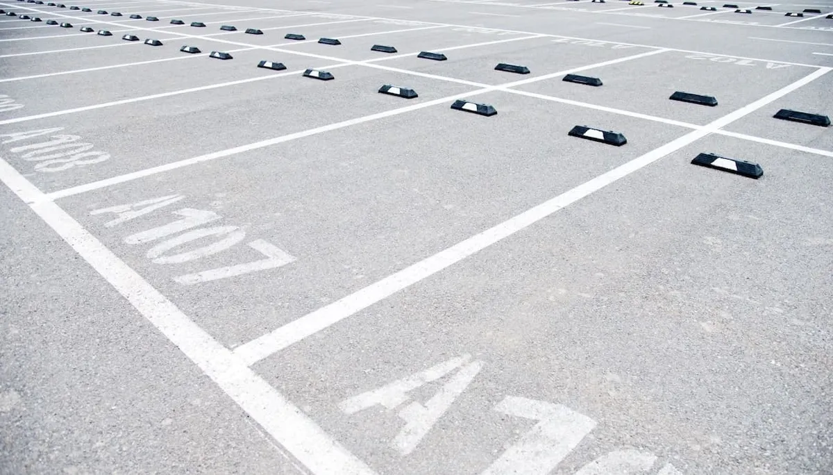 Tassa rifiuti sul posto auto scoperto, come non pagare la Tari e fare ricorso al Comune