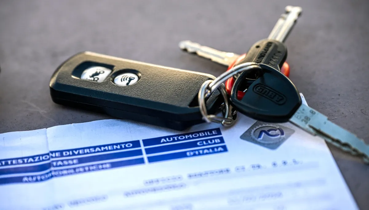 Bollo auto, il Governo studia lo stop per tutti: l’ipotesi senza limiti di potenza