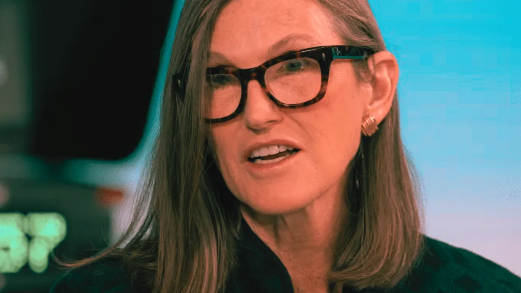 Cathie Wood spende 5,5 milioni in queste azioni crypto: ricomposizione bullish del portafoglio