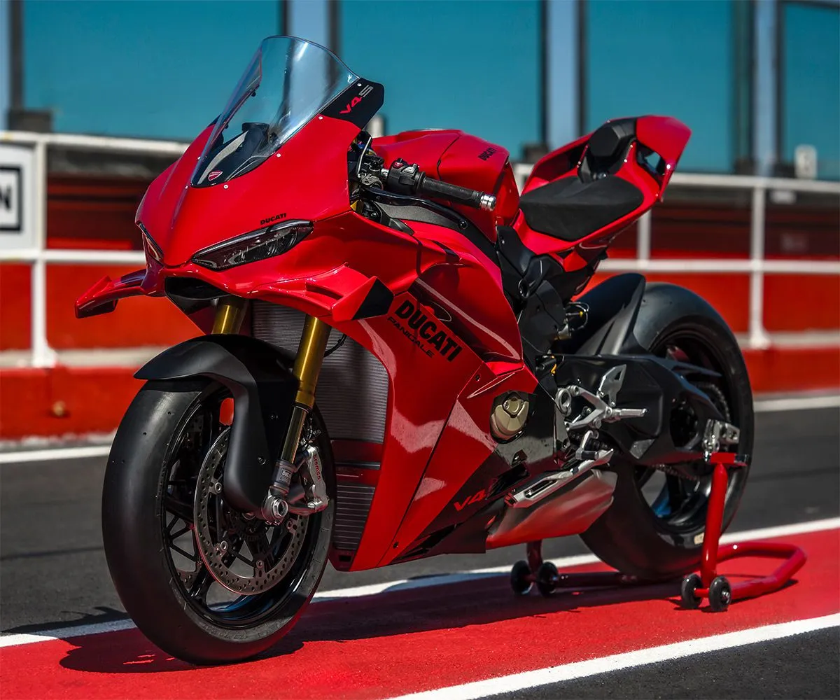 Ducati Panigale V4 2027: più cavalli e segreti da MotoGP, prezzo da 29.390 euro