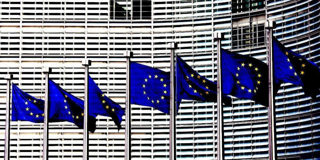 Il Parlamento Europeo crea EPGenAI Hub per governare l’uso dell’intelligenza artificiale tra deputati e assistenti