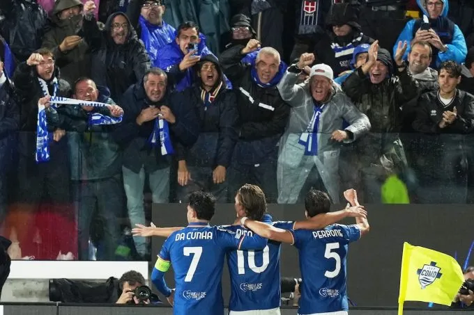 I quattro gol con cui il Como ha battuto il Manchester United