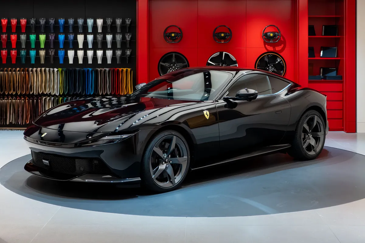 Il nuovo stile delle concessionarie Ferrari per aumentare l’aura di esclusività