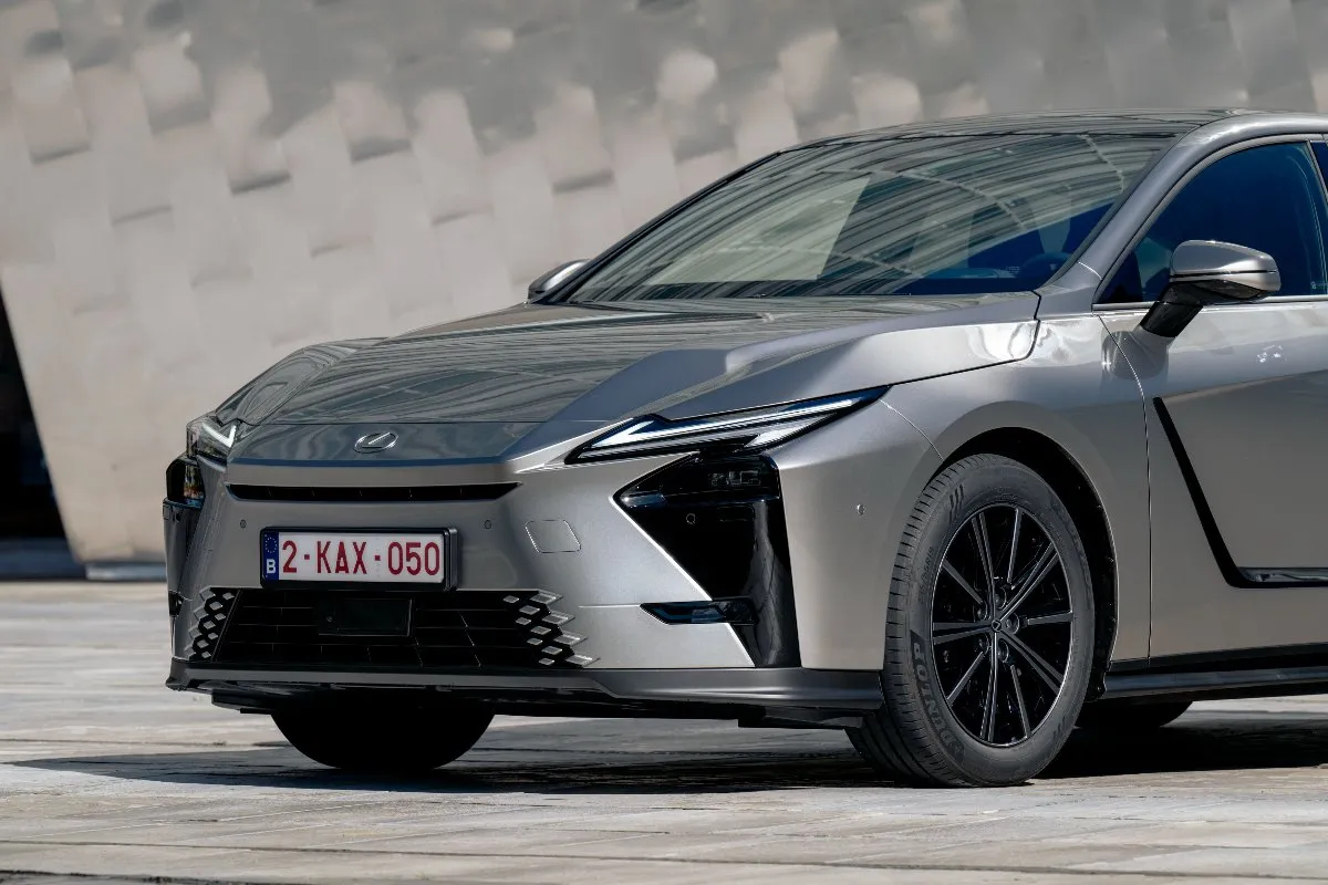 Torna l’eleganza sportiva di Lexus: i prezzi della nuova berlina ES