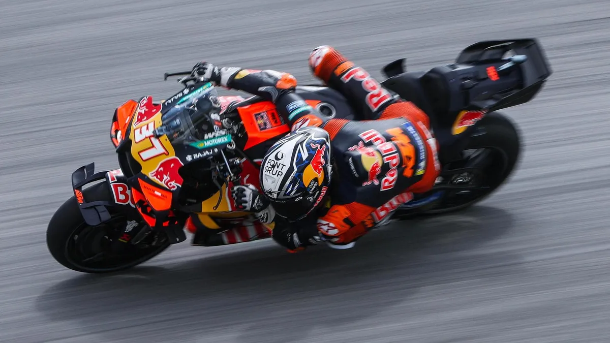 MotoGp Malesia, Acosta vince la Sprint davanti a Marc Marquez e Bezzecchi. Martin rinuncia al Gp