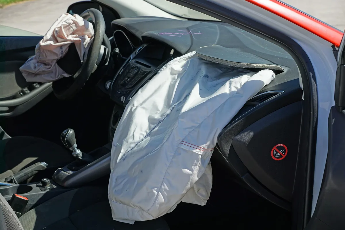Milioni di auto a rischio: la revisione ora obbliga a sostituire l’airbag