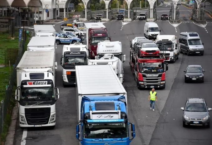 Domenica ai camion sarà eccezionalmente permesso di circolare al Sud