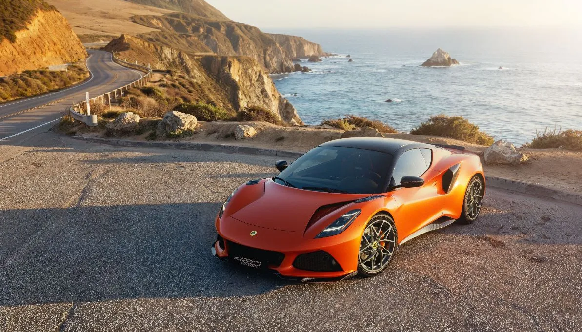 Nuova Lotus Emira 420 Sport, più cavalli, meno peso e un segreto nel tetto