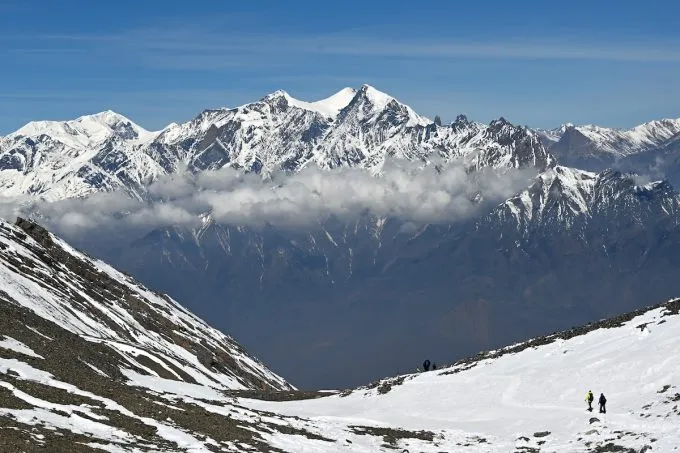 Ci sono dodici persone disperse a causa di una valanga sull’Himalaya: altre due sono state trovate morte