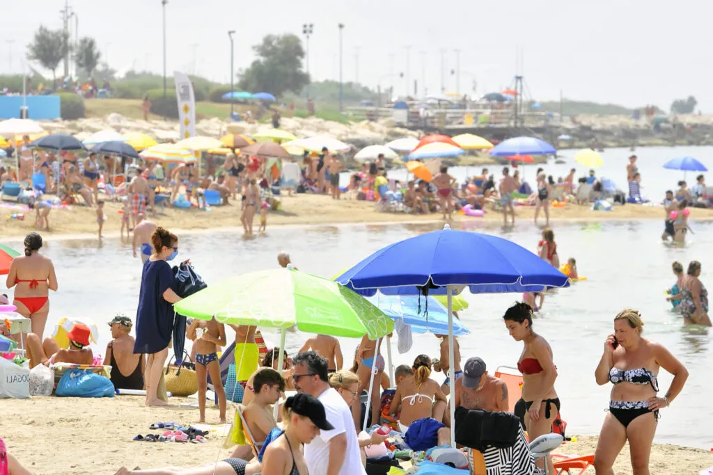 Telefonini muti e 5G fittizio, da Nord a Sud reti in tilt per il turismo d’agosto