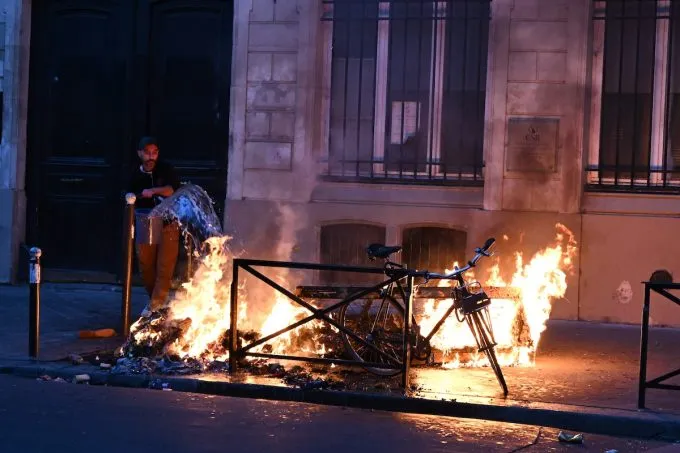 A Parigi e in altre città francesi sono stati disposti dei coprifuoco temporanei