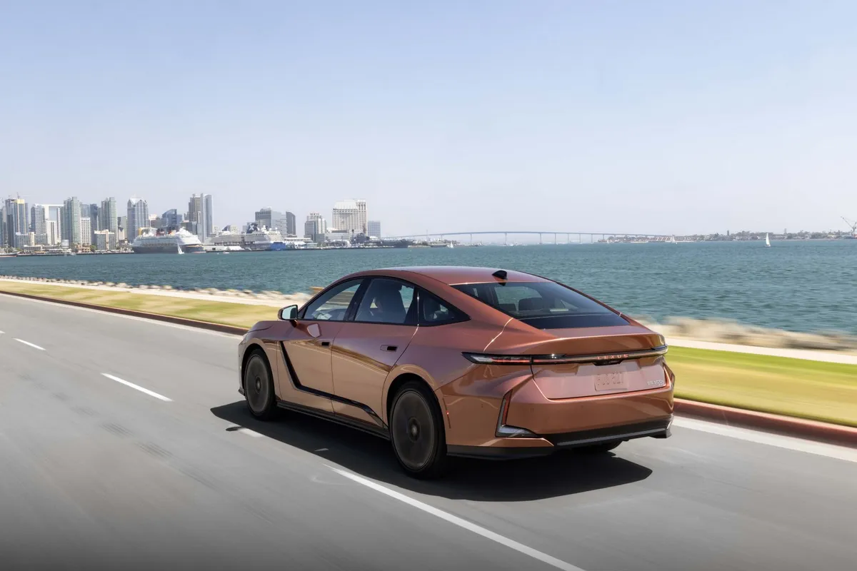 Lexus ES 2026: ora è elettrica e full hybrid di sesta generazione