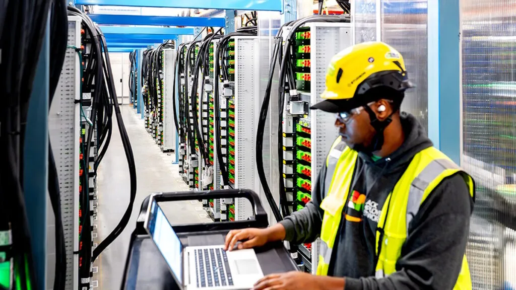 La multinazionale Schneider Electric sfida il mercato: mai acqua prelevata dall’esterno per raffreddare i data center