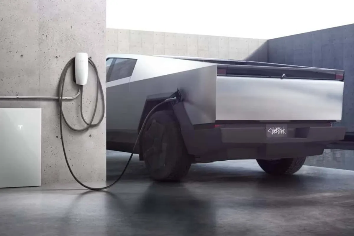 Lascia la Tesla Cybertruck collegata alla corrente per due settimane: succede l’impensabile