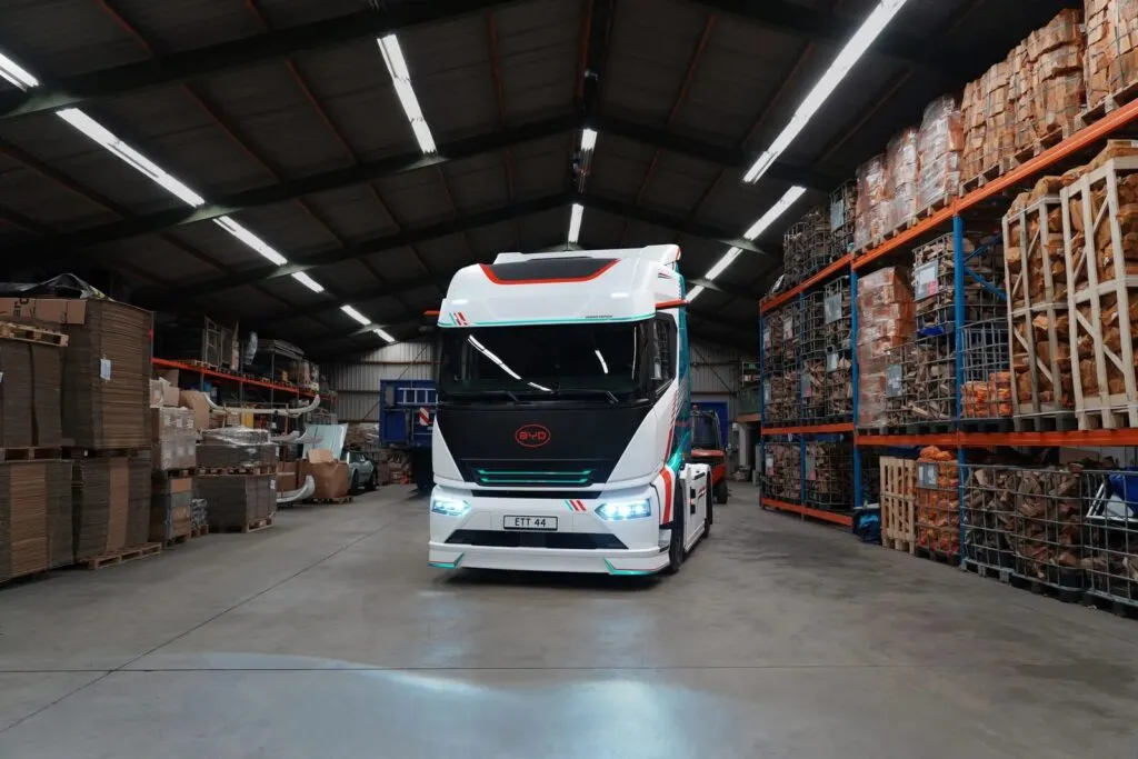 BYD svela la nuova gamma di camion elettrici pesanti con a bordo la stessa ricarica flash delle autovetture