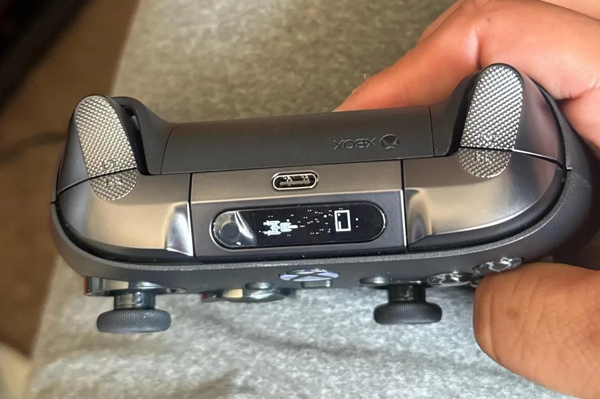 Xbox Elite 3 prototype pad leaks with tiny built-in screen