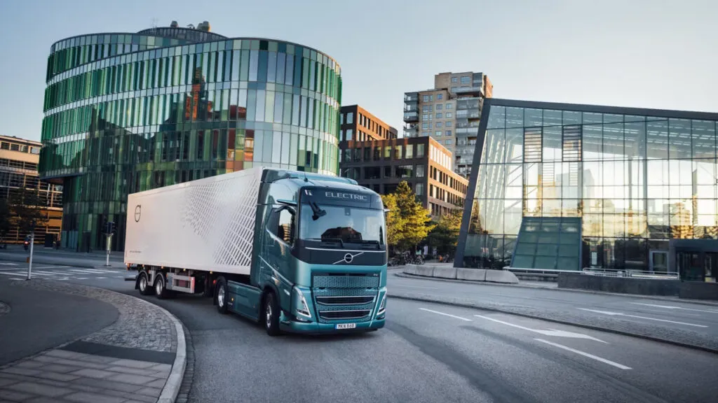 Volvo avvia la produzione in serie dei camion elettrici: 700 km di autonomia