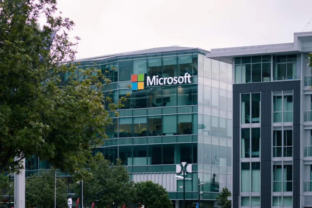 Microsoft, AI e il disagio della generazione 2026: quando il futuro viene fischiato ai diplomi