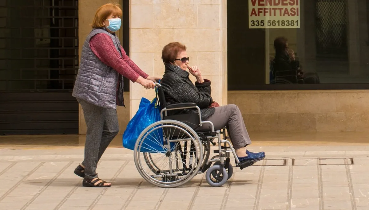 Caregiver familiari, sì della Camera al contributo fino a 400 euro al mese: requisiti e a chi spetta