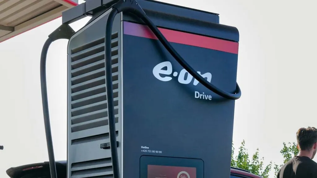 E.ON rileva SMATRICS EnBW Italia: 64 punti di ricarica ultraveloce in 4 stazioni del Nord