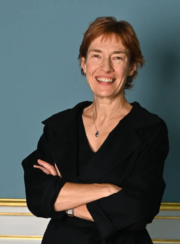 La strategia di Anne Bouverot accelera la corsa europea all’intelligenza artificiale sovrana mentre Francia e UE rilanciano la sfida ai giganti americani e cinesi