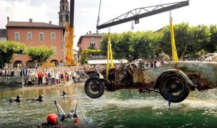 La folle storia della Bugatti rimasta 70 anni in fondo al lago Maggiore