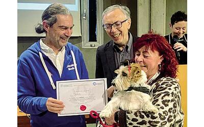 Una laurea ai cani e gatti che coccolano i pazienti dell oncologia