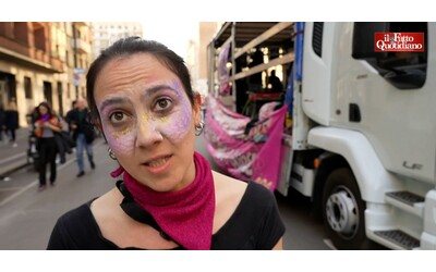 8 marzo, corteo femminista a Milano: “Lotta anche contro la guerra, non possiamo definirci libere mentre le sorelle muoiono sotto le bombe”