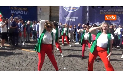 A Napoli la campagna elettorale di Forza Italia si chiude sulle note di Sinceramente: la coreografia vestiti coi colori della bandiera italiana