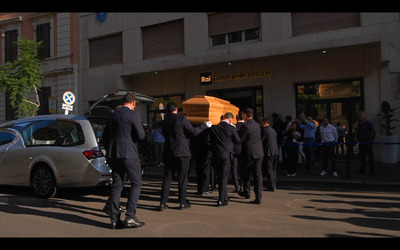 Addio a Pippo Baudo l arrivo del feretro al Teatro delle Vittorie allestita la camera ardente Video