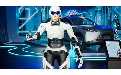 AiMOGA il robot di OMODA JAECOO che apre le auto e il futuro