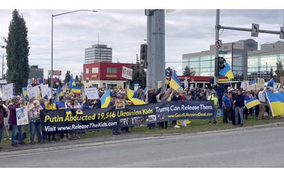 Alaska manifestazioni in solidariet con l Ucraina in attesa del vertice Trump Putin ad Anchorage