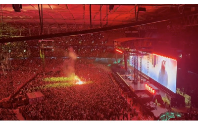 All enorme cogli e che ha lanciato quel razzo sulla folla al concerto Sei davvero fuori di testa e fidati che avrai il tuo Liam Gallagher furioso VIDEO